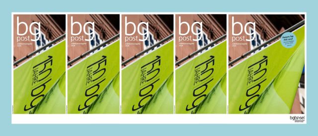 Fünf Cover der bg-post sind übereinander liegend vor einem blauen Hintergrund abgebildet.