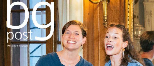 Auf dem Cover der bg-post Nummer 173 ist ein Bild der BG-Preisverleihung vom September 2025 zu sehen: Zwei lachende Frauen stehen nebeneinander vor einer Holzvertäfelung mit vergoldeten Verzierungen. Die Frau links ist Bürgerrätin Fabienne Beyerle. Sie trägt einen blauen Pullover und schwarze Hosen. Die andere Frau ist die Basler Musikerin Anna Rossinelli, sie trägt einen Jeans-Overall. Im Hintergrund ist ein Spiegel und ein Fenster zu sehen. 