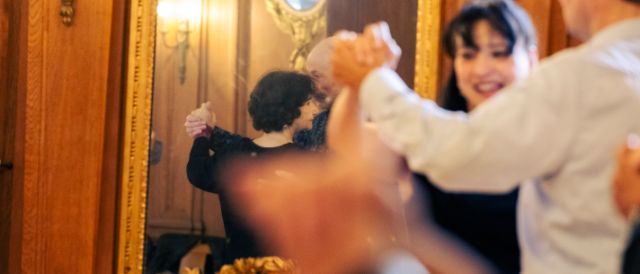 Tanzbeine Dame und Herr auf historischem Tannenholzboden
