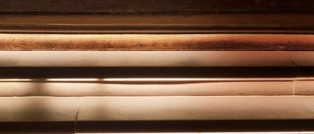 Ansicht eines Ausschnitts der Treppe aus Stein und Holz im Stadthaus, teilweise sind die Treppen unten beleuchtet