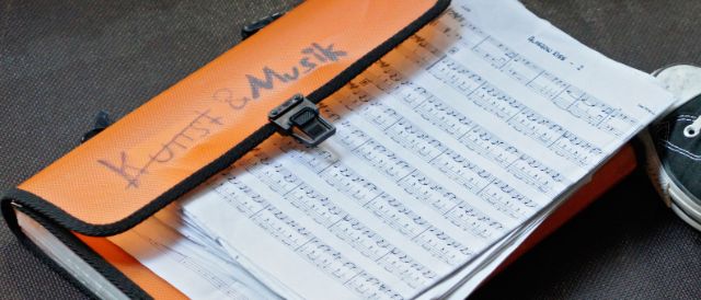 Nahaufnahme Musikfestival Em Bebbi sy Jazz: Kontrabass und Converse-Turnschuh