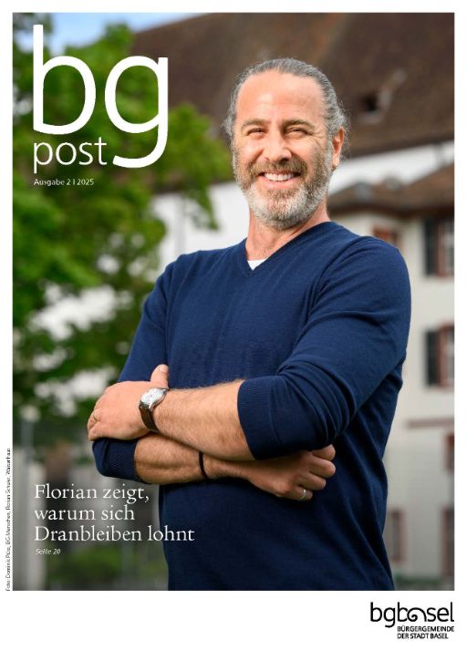 Cover bg-post 171 vom Juni 2025, Bild zeigt ein Mann mit grauem Bart und zurückgebundenem Haar, der lachend mit verschränkten Armen im Waisenhaus-Areal steht. Auf dem Titel der Zeitschrift „bg post“ heisst es: „Florian zeigt, warum sich Dranbleiben lohnt“.