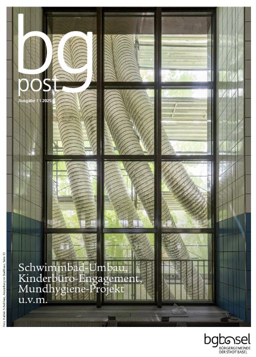 Cover bg-post 170 vom März 2025, Bild zeigt eine Fotografie des Umbaus des Hallenbads Rialto in Basel. Lufträhren hinter einer verglasten Scheibe, im Hintergrund grüne Bäume.