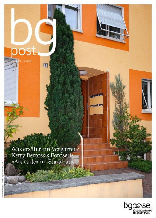 Cover bg-post 168 vom September 2024, Bild zeigt eine Fotografie von einem Hauseingang, Hausfassade in orange, Links davor steht eine grüne Tuja, Bild von Fotografin Ketty Bertossi