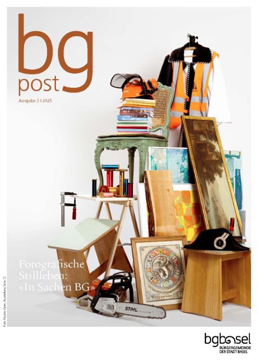 Cover bg-post 172 vom September2025, Bild zeigt eine Fotografie von Nicolas Gysin, es ist ein Stillleben zu sehen mit verschiedensten Objekte aus der Welt der Bürgergemeinde Basel