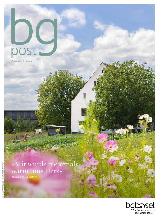 Titelseite der «bg post» 170, Ausgabe 1, 2026. Zu sehen ist der Spittelhof des BSB: ein weisses Haus neben einer Blumenwiese mit rosa und weissen Blüten unter blauem Himmel. Unten steht der Titel «Mir wurde mehrmals warm ums Herz», rechts unten das Logo der Bürgergemeinde der Stadt Basel.
