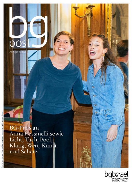 Auf dem Cover der bg-post Nummer 173 ist ein Bild der BG-Preisverleihung vom September 2025 zu sehen: Zwei lachende Frauen stehen nebeneinander vor einer Holzvertäfelung mit vergoldeten Verzierungen. Die Frau links ist Bürgerrätin Fabienne Beyerle. Sie trägt einen blauen Pullover und schwarze Hosen. Die andere Frau ist die Basler Musikerin Anna Rossinelli, sie trägt einen Jeans-Overall. Im Hintergrund ist ein Spiegel und ein Fenster zu sehen. 