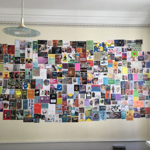 Postkartensammlung an der Wand
