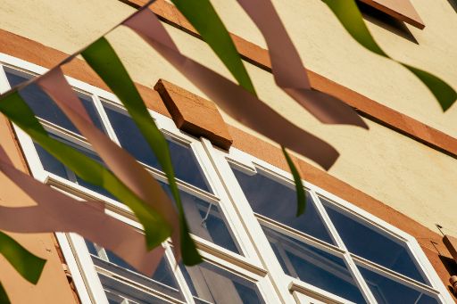 Wimpelkette flattert vor dem Stadthaus-Fenster im Wind