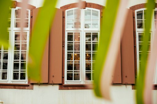 Wimpelkette flattert vor dem Stadthaus-Fenster im Wind