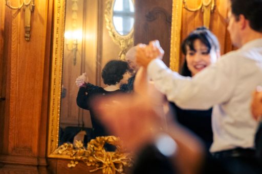 Tanzpaar schwingt das Tanzbein im Stadthaus