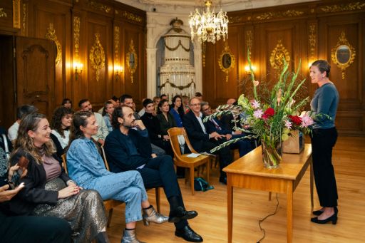Bürgerratspräsidentin Fabienne Beyerle hält an der BG-Preisverleihung 2025 an Anna Rossinelli, im Bürgergemeinderatssaal eine Rede vor dem Publikum.
