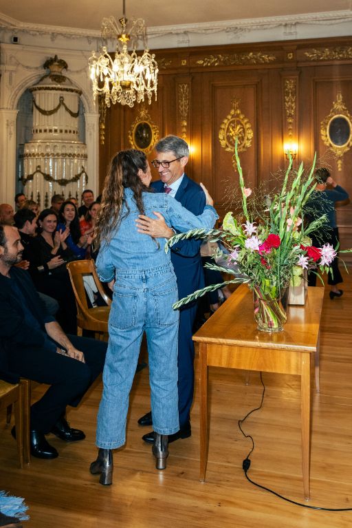 Die Preisträgerin Anna Rossinelli bednkt sich mit einer Umarmung bei Regierungsrat Lukas Engelberger für die Grussworte der Basler Regierung.