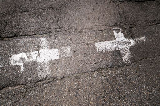 Strasse mit zwei Markierungen in Kreuzform