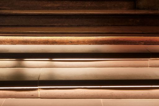 Treppenstufen aus Holz und aus Stein, teils mit Beleuchtung unter der Stufe, im Stadthaus