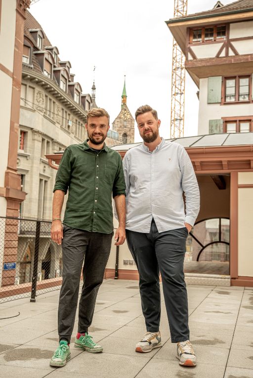 Die zukünftigen Gastgeber Tobias Mingramm und Tim Peters auf der Dachterrasse mit Blick zum Marktplatz