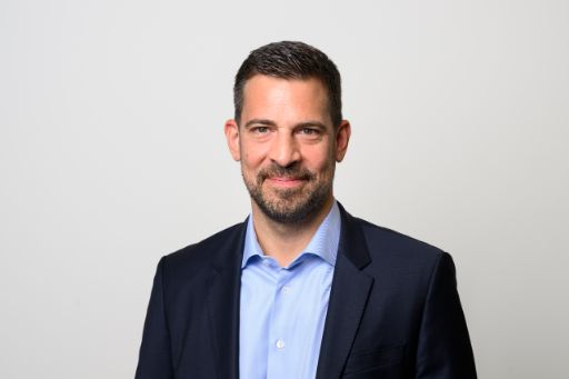 Porträt Nico Buschauer, Direktor Zentrale Dienste (Foto: Dominik Plüss)
