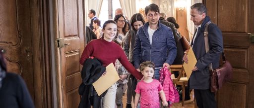 Eine eingebürgerte Familie die nach der Bürgerbriefübergabe aus dem Bürgergemeinderatssaal kommt