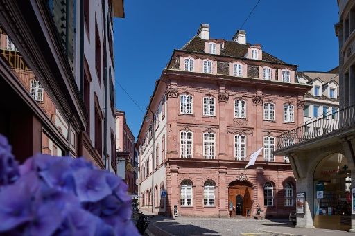 Frontansicht Stadthaus vond er Stadthausgasse her, links unten im Bild eine blaue Hortensie